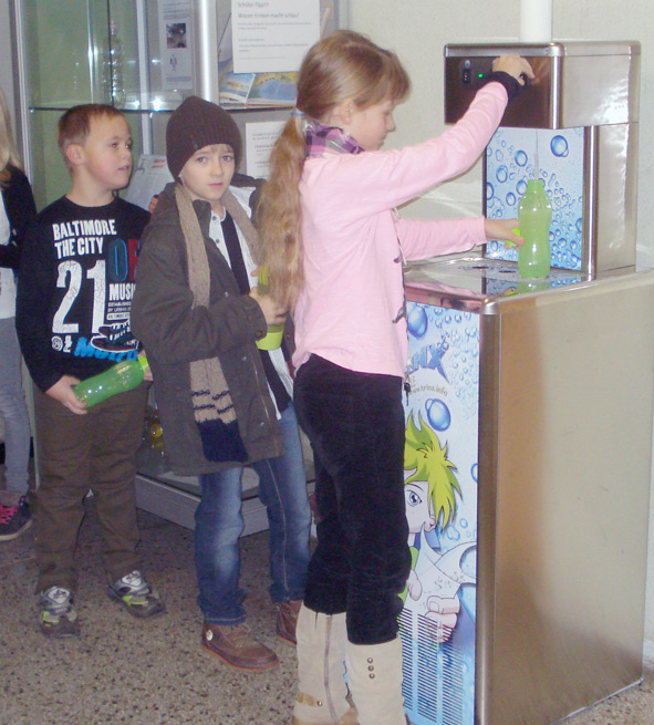 Frisches Leitungswasser statt zuckerhaltiger Getränke – 350 Kinder in Schwedt/Oder freuen sich über TRINX Frische-Quelle als gesunde Alternative